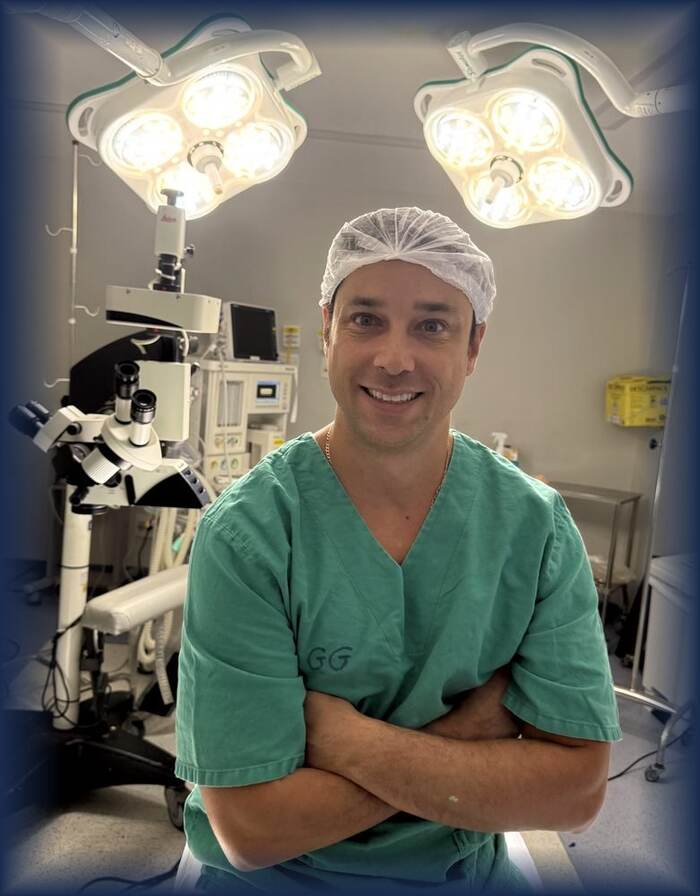 Dr. João Cunha Thomaz realizando cirurgia microcirúrgica com microscópio Clínica Jules White